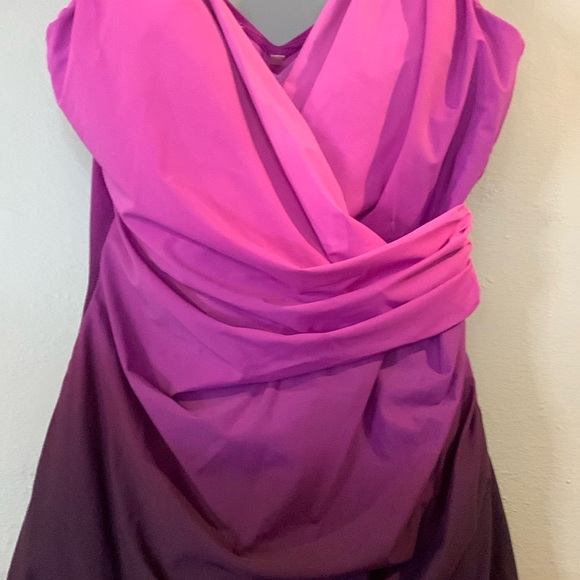 Lands End slimming 1 Piece swimsuit - Picture 2 of 7